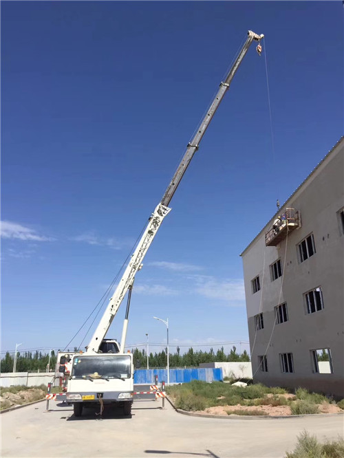 东宁市“轻装强干”—— 吊车的 “轻量化臂架” 技术